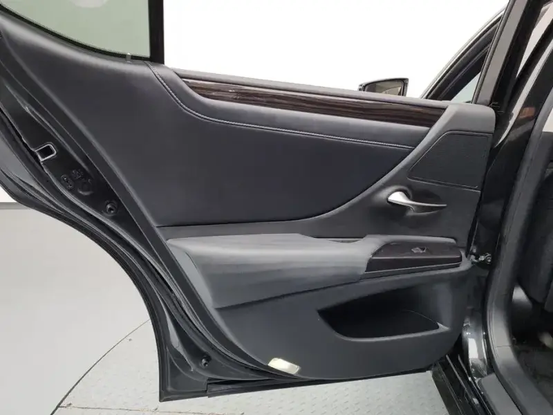 2021 Lexus ES с пробегом 93 623 км