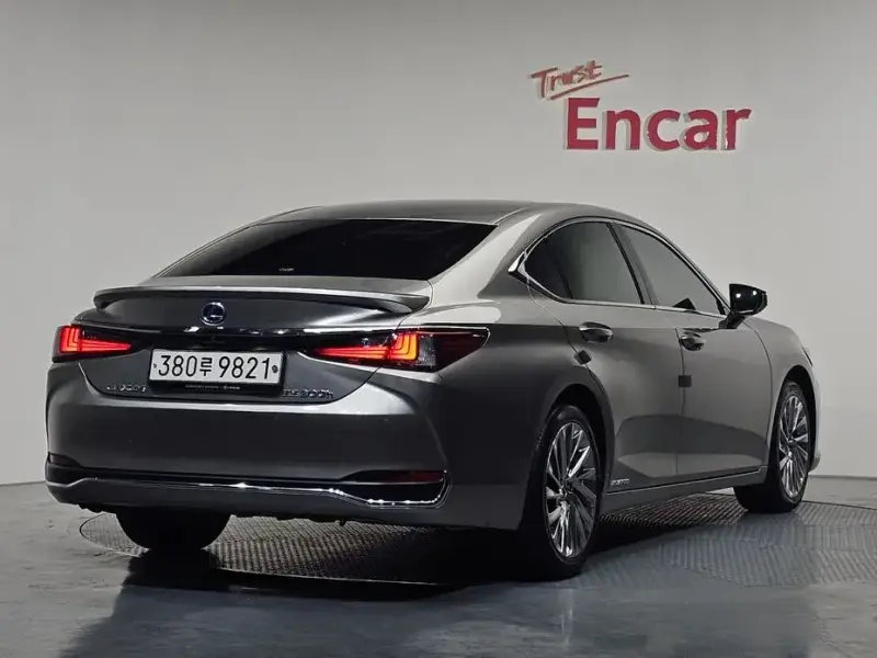 2020 Lexus ES с пробегом 48 477 км