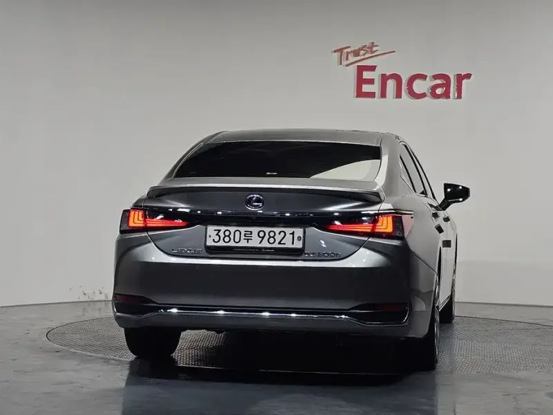 2020 Lexus ES с пробегом 48 477 км