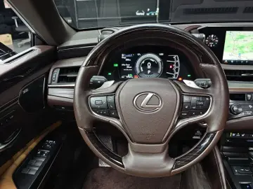 2019 Lexus ES с пробегом 97 541 км