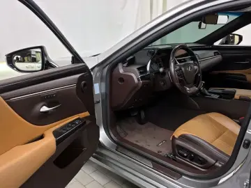 2019 Lexus ES с пробегом 51 359 км