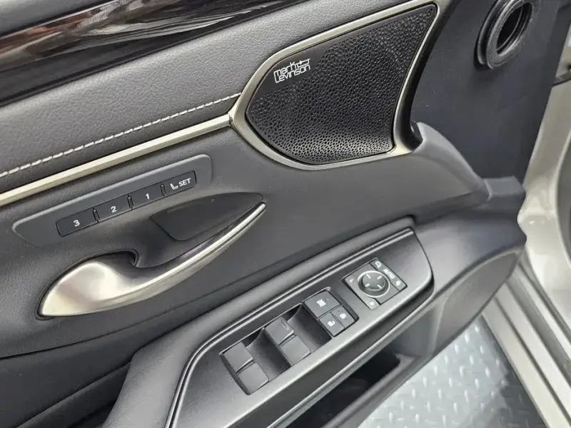 2018 Lexus ES с пробегом 115 356 км