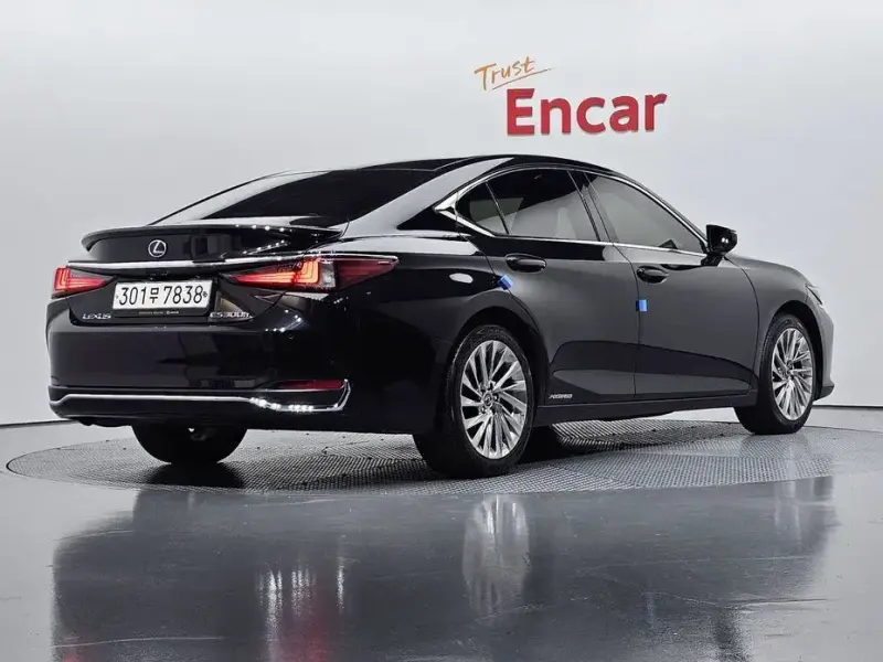 2020 Lexus ES с пробегом 81 244 км