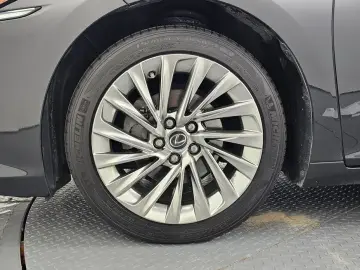 2020 Lexus ES с пробегом 81 244 км