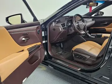 2020 Lexus ES с пробегом 81 244 км