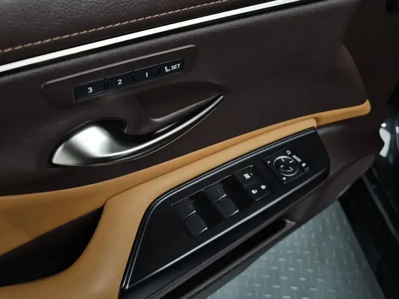 2020 Lexus ES с пробегом 81 244 км