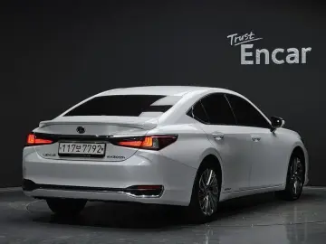 2021 Lexus ES с пробегом 100 668 км