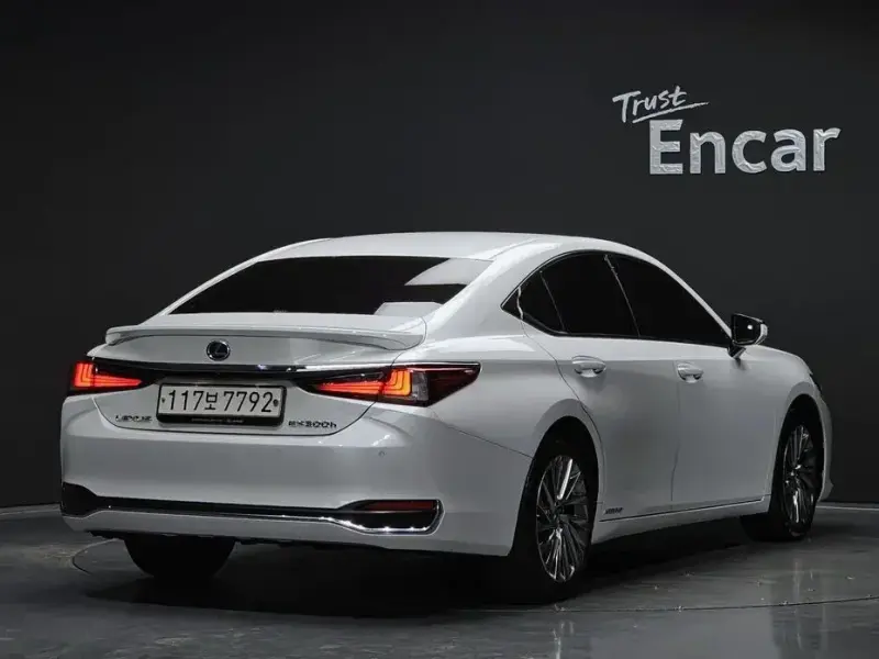 2021 Lexus ES с пробегом 100 668 км