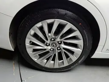 2021 Lexus ES с пробегом 100 668 км