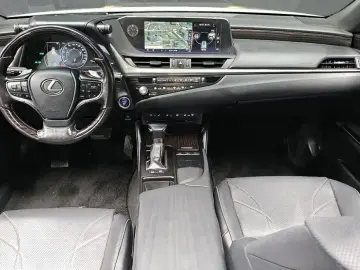 2021 Lexus ES с пробегом 100 668 км