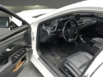 2021 Lexus ES с пробегом 100 668 км