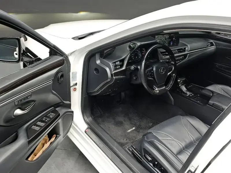 2021 Lexus ES с пробегом 100 668 км