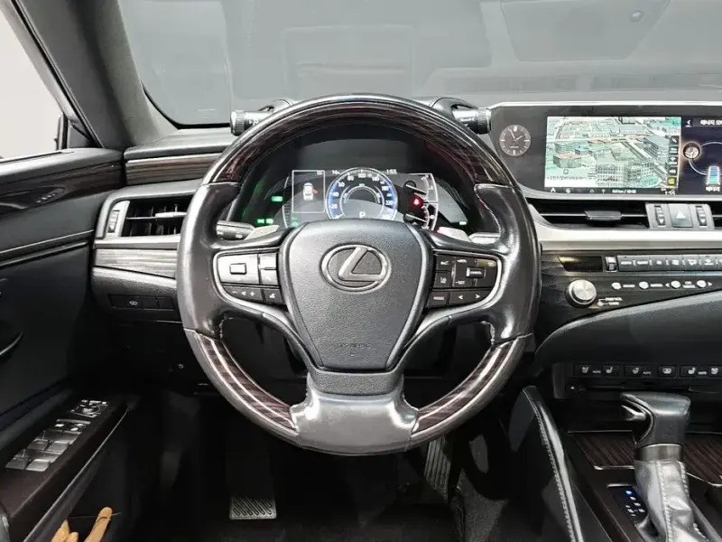 2021 Lexus ES с пробегом 100 668 км