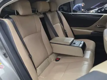 2018 Lexus ES с пробегом 117 235 км