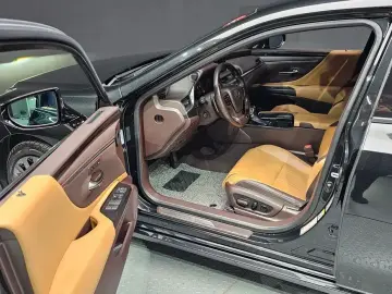 2018 Lexus ES с пробегом 111 316 км