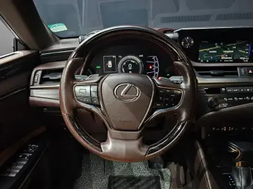 2018 Lexus ES с пробегом 111 316 км