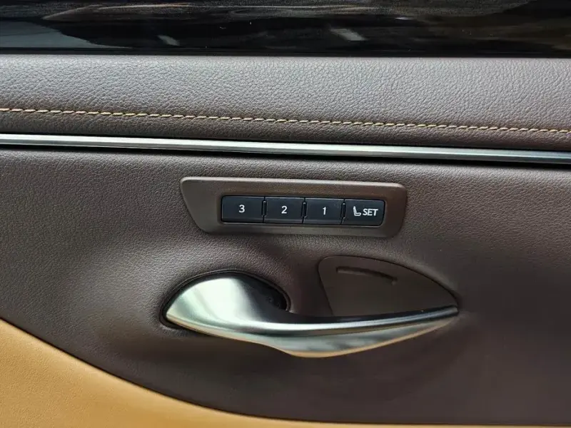 2018 Lexus ES с пробегом 111 316 км