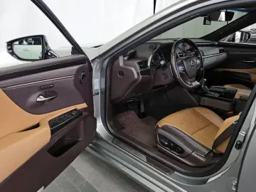 2019 Lexus ES с пробегом 173 021 км