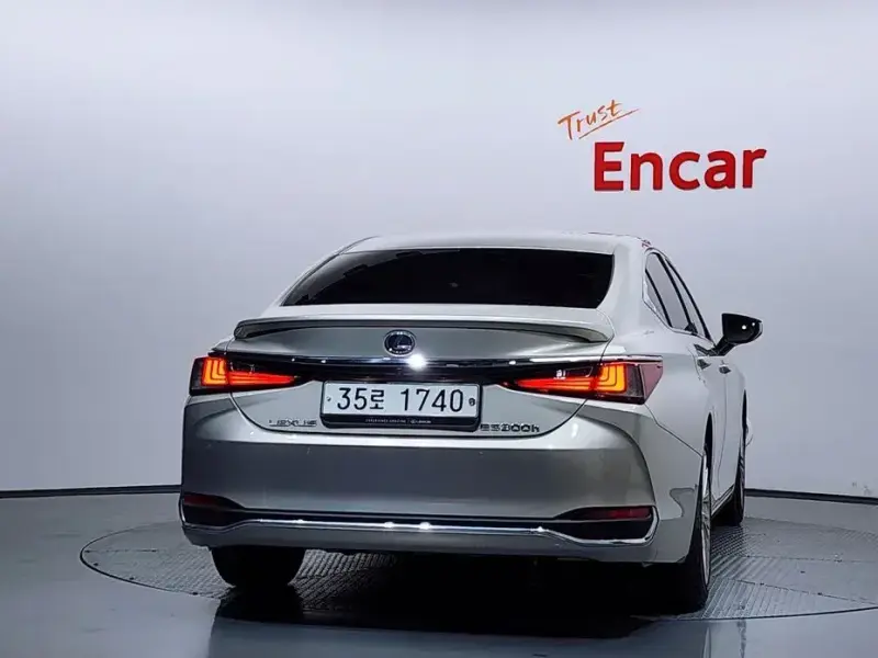 2019 Lexus ES с пробегом 37 966 км