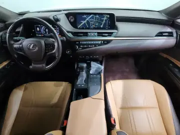 2019 Lexus ES с пробегом 37 966 км