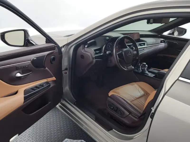 2019 Lexus ES с пробегом 37 966 км