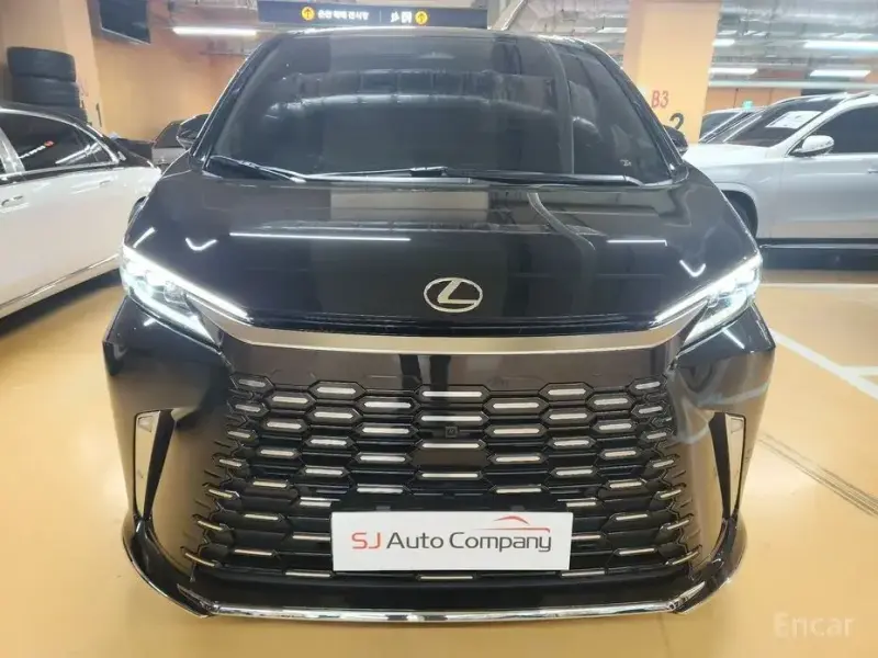 2024 Lexus LM с пробегом 20 000 км
