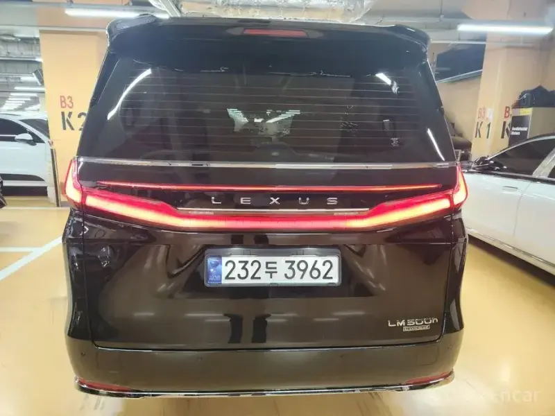 2024 Lexus LM с пробегом 20 000 км