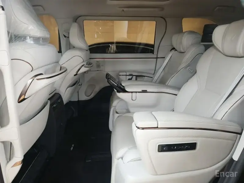 2024 Lexus LM с пробегом 20 000 км