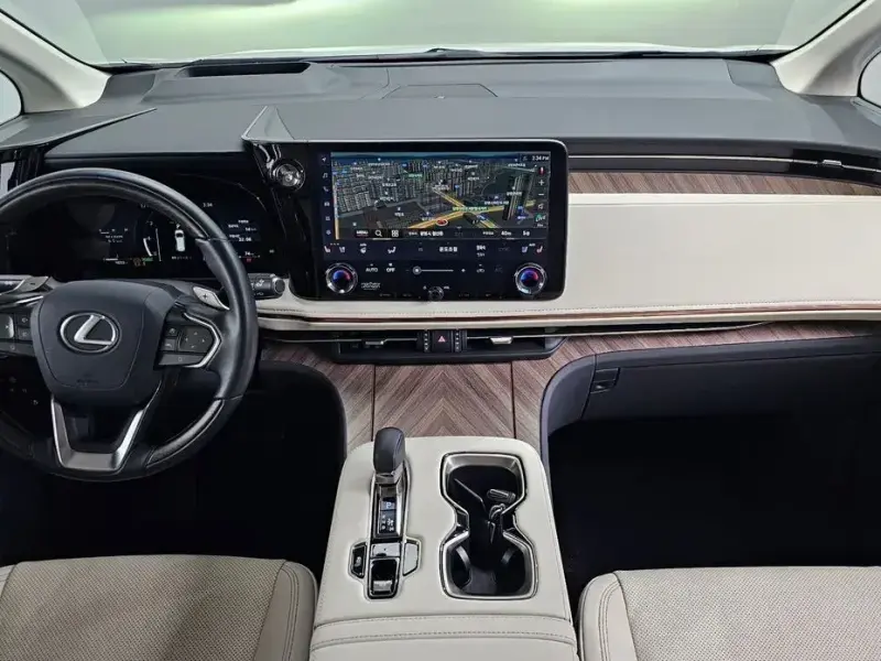 2025 Lexus LM с пробегом 18 252 км