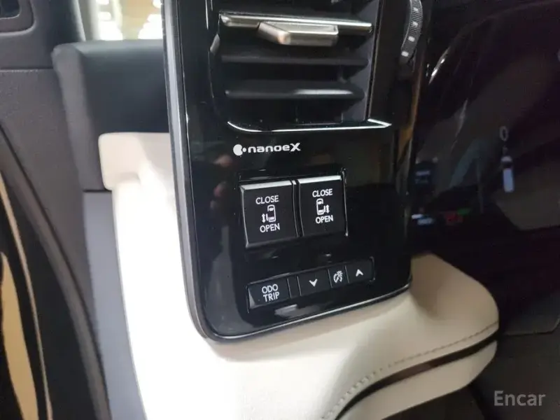 2024 Lexus LM с пробегом 20 000 км