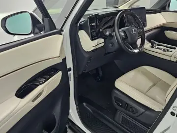 2025 Lexus LM с пробегом 18 252 км