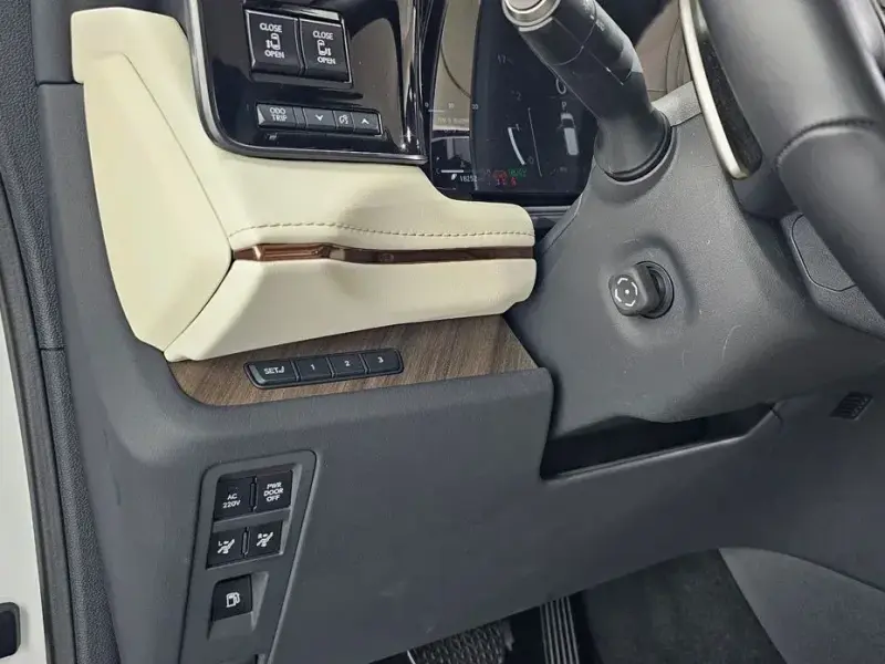 2025 Lexus LM с пробегом 18 252 км
