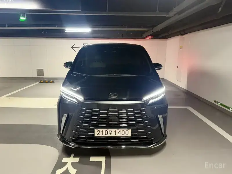 2025 Lexus LM с пробегом 12 800 км
