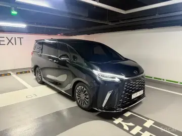 2025 Lexus LM с пробегом 12 800 км
