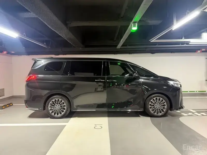 2025 Lexus LM с пробегом 12 800 км