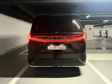 2025 Lexus LM с пробегом 12 800 км