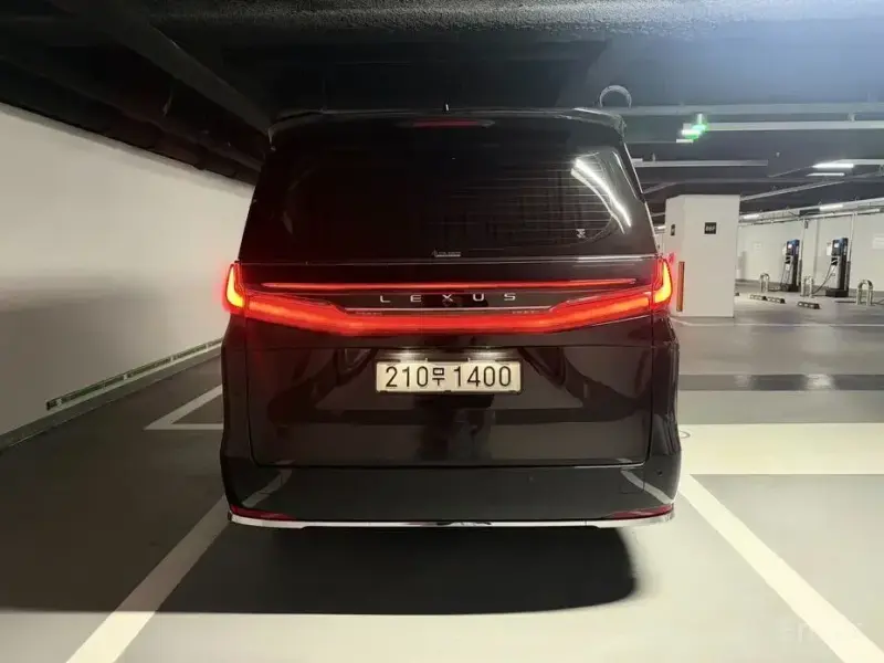 2025 Lexus LM с пробегом 12 800 км
