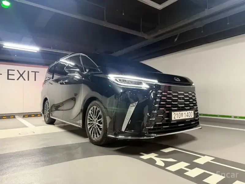 2025 Lexus LM с пробегом 12 800 км