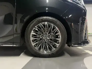 2025 Lexus LM с пробегом 12 800 км
