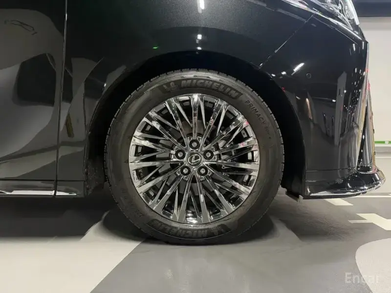 2025 Lexus LM с пробегом 12 800 км