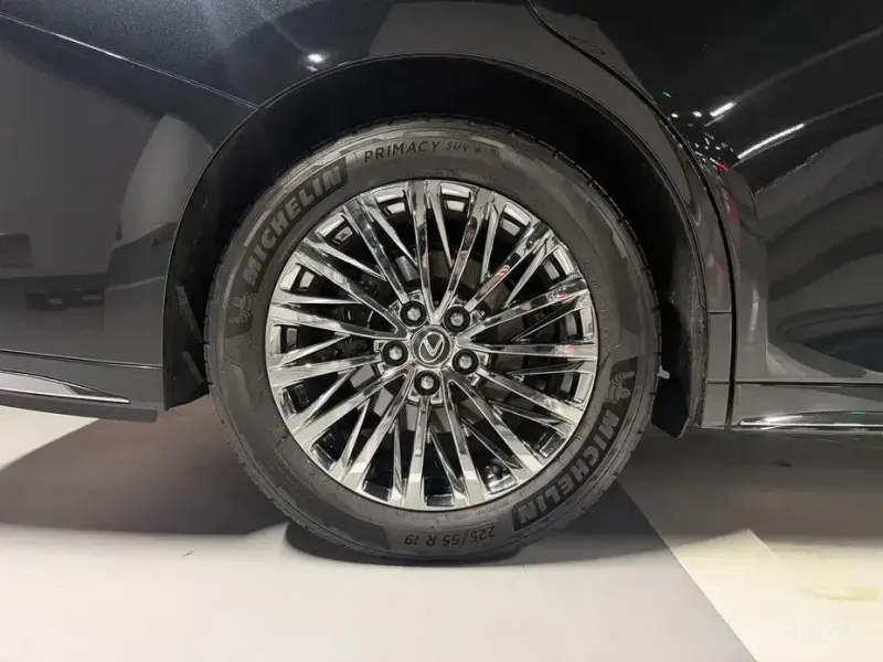 2025 Lexus LM с пробегом 12 800 км