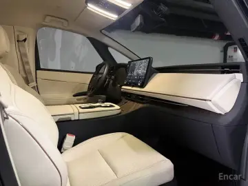 2025 Lexus LM с пробегом 12 800 км
