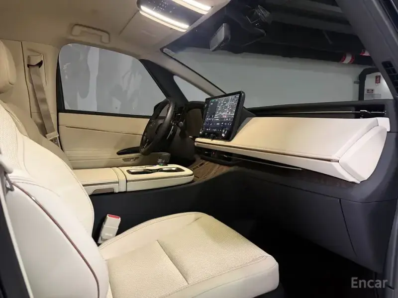 2025 Lexus LM с пробегом 12 800 км