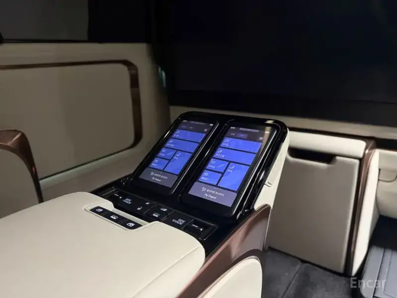 2025 Lexus LM с пробегом 12 800 км