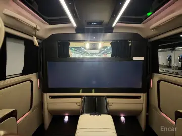 2025 Lexus LM с пробегом 12 800 км