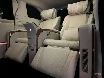 2025 Lexus LM с пробегом 12 800 км