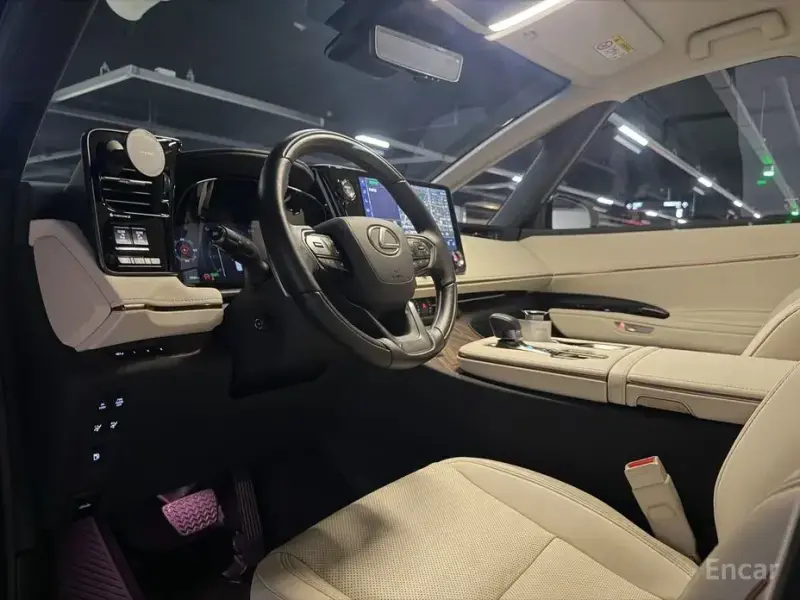 2025 Lexus LM с пробегом 12 800 км