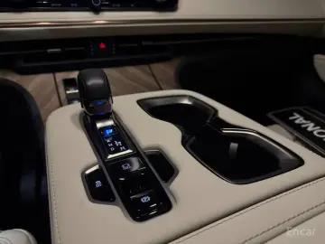 2025 Lexus LM с пробегом 12 800 км