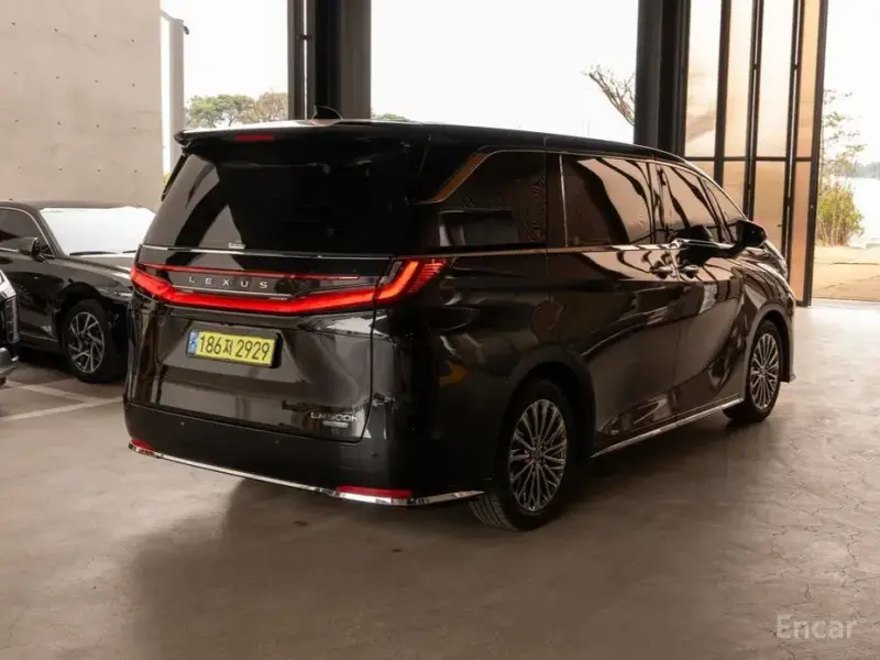 2024 Lexus LM с пробегом 39 000 км