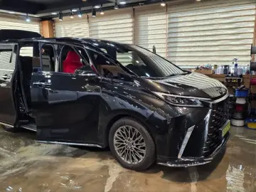 2024 Lexus LM с пробегом 39 000 км